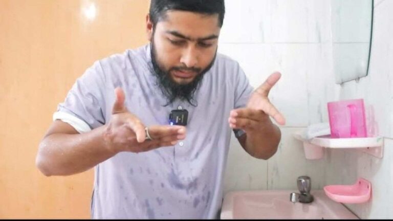 টয়লেটযুক্ত গোসলখানায় অযু